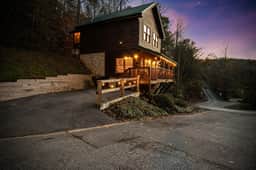 Minutes to Pigeon Forge! Cozy cabin for couples