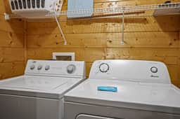 Minutes to Pigeon Forge! Cozy cabin for couples