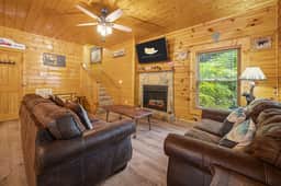 Minutes to Pigeon Forge! Cozy cabin for couples