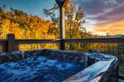 Kiki's Cabin: Fire Pit Nights & Hot Tub Bliss!