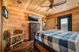 Luxury Cabin with Views of Mt. Leconte! Rare Find