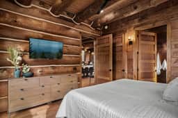 Modern Luxury Log Cabin, Sleeps 22