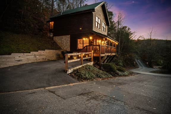 Minutes to Pigeon Forge! Cozy cabin for couples