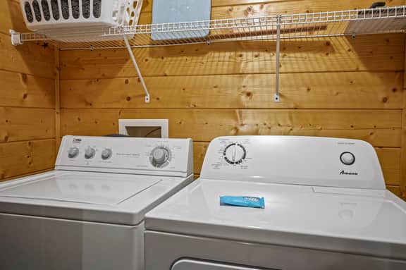 Minutes to Pigeon Forge! Cozy cabin for couples