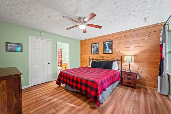 Four Cubs Cottage | 2 Kings, Hot Tub & Game Room