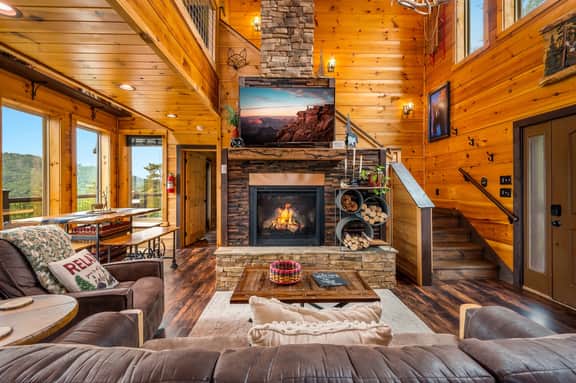 Luxury Cabin with Views of Mt. Leconte! Rare Find