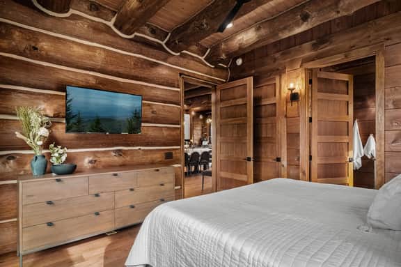 Modern Luxury Log Cabin, Sleeps 22