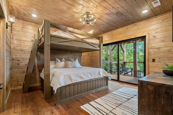 Modern Luxury Log Cabin, Sleeps 22