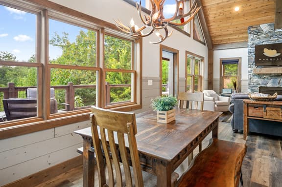 Kiki's Cabin: Fire Pit Nights & Hot Tub Bliss!