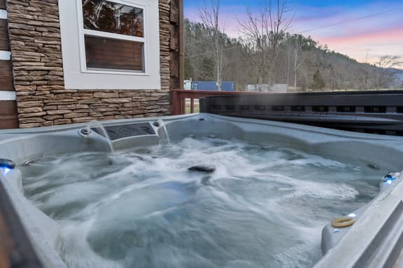 Big Yard & Pet-Friendly Cabin — Pool Table, Hot Tub, 10 Min to Dollywood