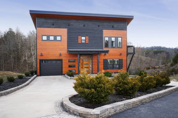 Luxe Lake Escape, Hot Tub, Firepit, Relax & Unwind!