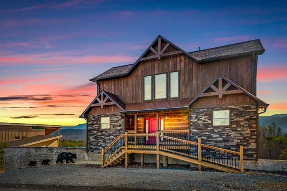 Luxury Cabin with Views of Mt. Leconte! Rare Find